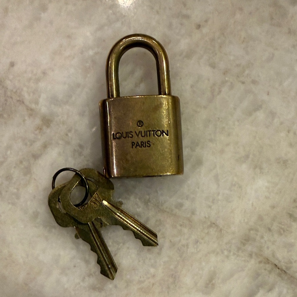 Louis Vuitton lock and set of two keys (317).